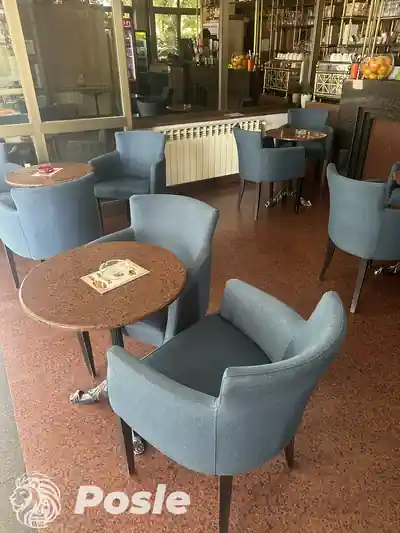Dubinsko pranje plavih klub stolica u lokalu posle pranja u Beogradu
