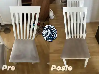 Dubinsko pranje belih drvenih stolica pre i posle pranja u Beogradu