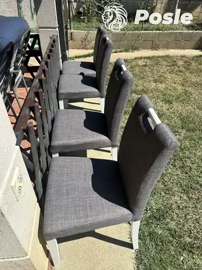 Dubinsko pranje crnih stolica posle pranja na terasi u Beogradu