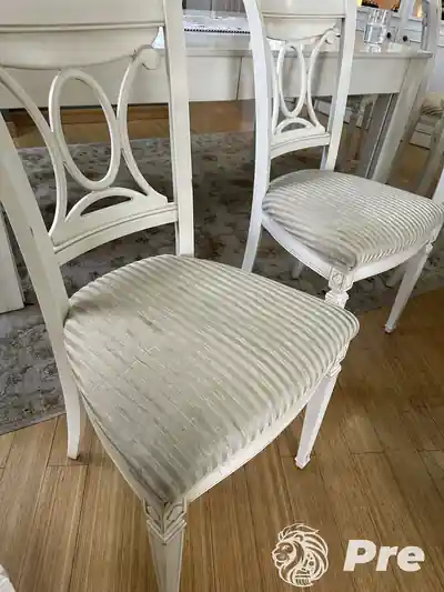 Dubinsko pranje bele stolice pre pranja u Beogradu