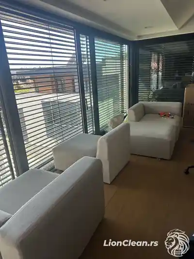 Dubinsko pranje bele garniture pored prozora posle pranja u Beogradu