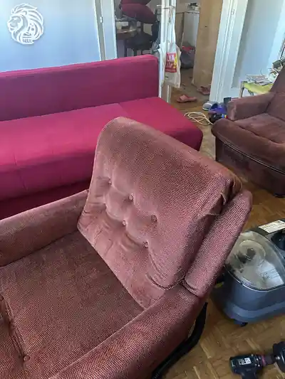 Dubinsko pranje roze fotelje posle pranja u Beogradu