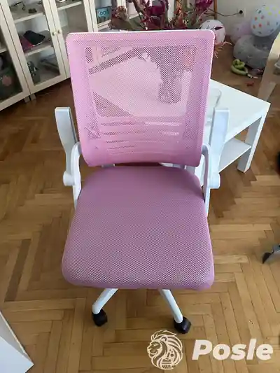 Dubinsko pranje roze kancelarijske stolice posle pranja u Beogradu