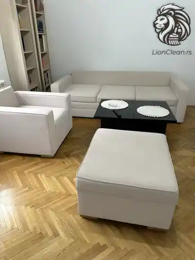 Dubinsko pranje belih taburea posle dubinskog pranja u Beogradu