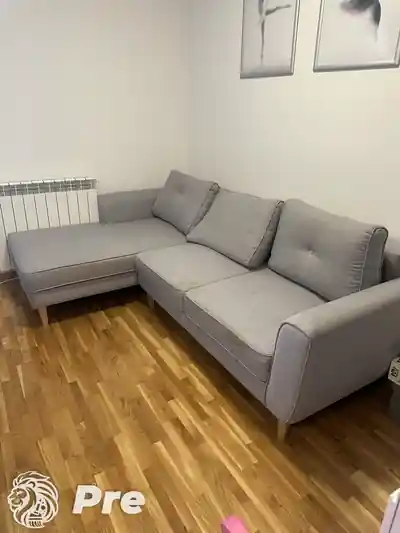 Dubinsko pranje sedalnog dela sive garniture pre pranja u Beogradu