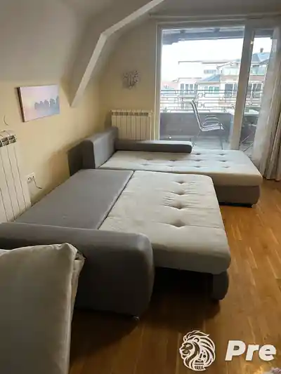Dubinsko pranje sive ugaone garniture pre tretmana u Beogradu
