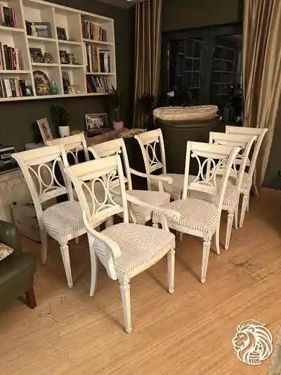 Dubinsko pranje belih trpezarijskih stolica posle pranja u Beogradu