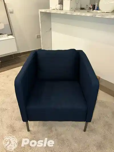 Dubinsko pranje plave fotelje posle tretmana u Beogradu