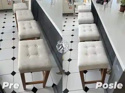 Dubinsko pranje belih stolica pre i posle tretmana u Beogradu