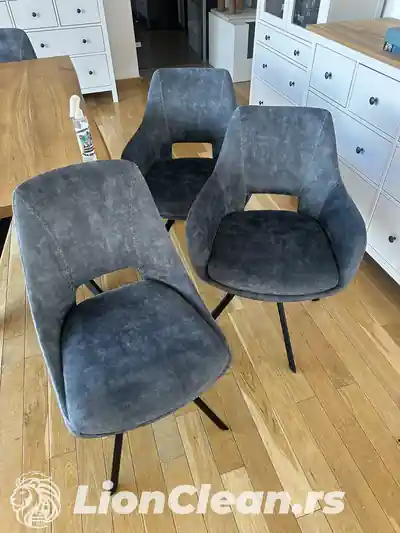 Dubinsko pranje plavih fotelja posle dubinskog pranja u Beogradu