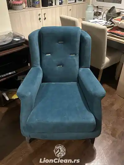 Dubinsko pranje plave fotelje posle pranja u Beogradu