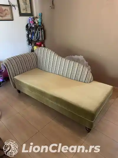Zeleni kanabe sa prugastim naslonom posle dubinskog pranja u Beogradu