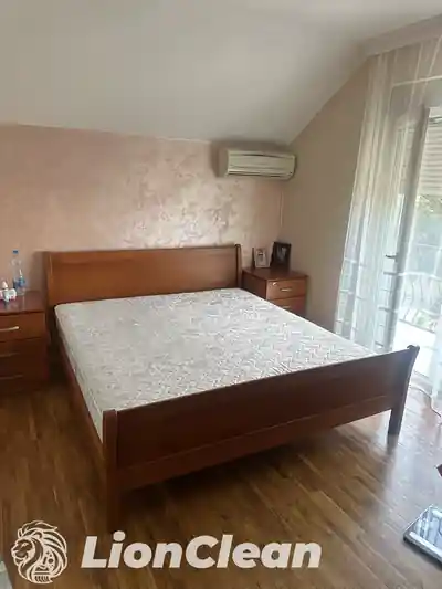Dubinsko pranje duseka u spavacoj sobi pre pranja u Beogradu