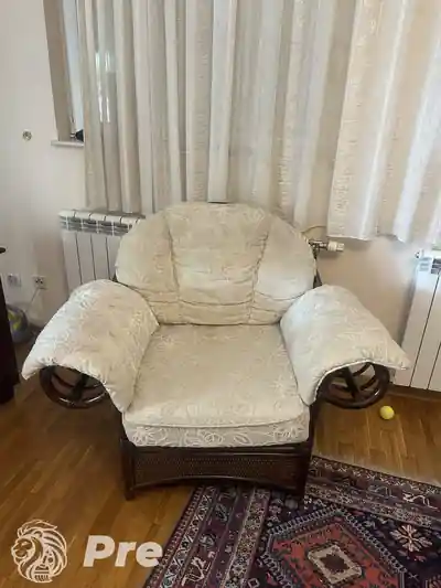Dubinsko pranje fotelje od ratana sa belim jastukom pre dubinskog pranja u Beogradu