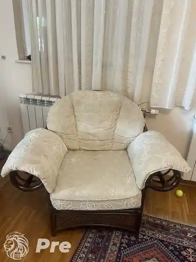 Dubinsko pranje fotelje od ratana sa belim jastukom pre tretmana u Beogradu