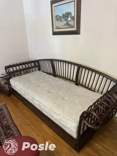 Dubinsko pranje drvene ugaone garniture sa svetlim jastucima posle dubinskog pranja u Beogradu