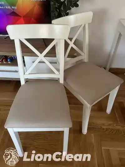 Dubinsko pranje belih trpezarijskih stolica posle dubinskog pranja u Beogradu