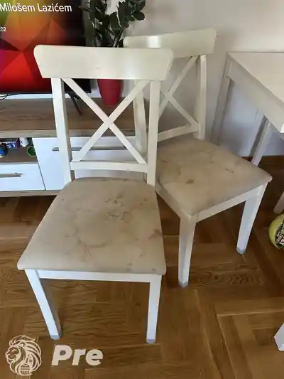 Dubinsko pranje bele trpezarijske stolice pre dubinskog pranja u Beogradu