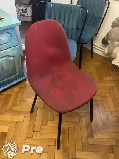 Dubinsko pranje crvene stolice pre dubinskog pranja u Beogradu
