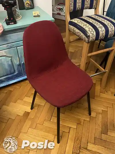 Dubinsko pranje crvene stolice posle dubinskog pranja u Beogradu