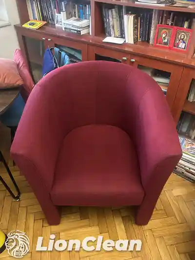 Dubinsko pranje crvene fotelje posle dubinskog pranja u Beogradu
