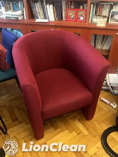 Dubinsko pranje crvene fotelje posle tretmana u Beogradu
