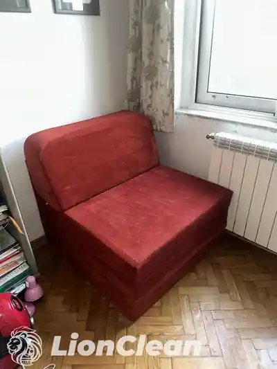 Dubinsko pranje crvenog dvoseda posle dubinskog pranja u Beogradu