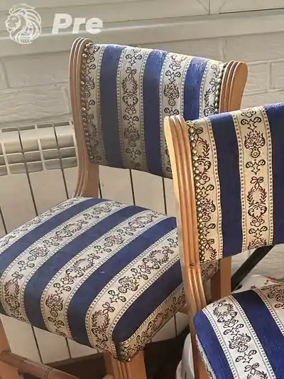 Dubinsko pranje stolica i taburea sa prugastim dezenom pre dubinskog pranja u Beogradu