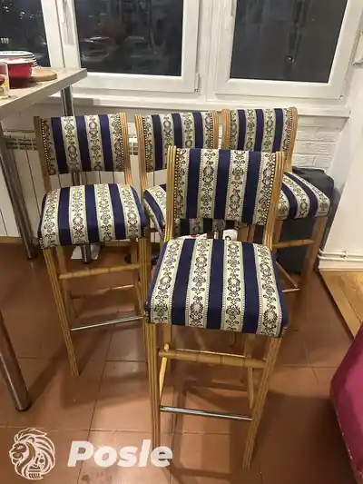 Dubinsko pranje stolica i taburea sa prugastim dezenom posle dubinskog pranja u Beogradu