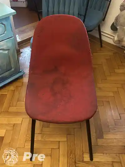 Dubinsko pranje crvene stolice pre dubinskog pranja izbliza u Beogradu