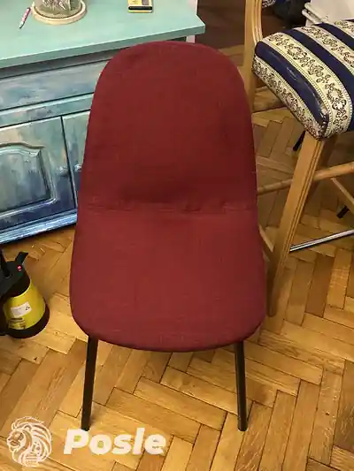 Dubinsko pranje crvene stolice posle dubinskog pranja izbliza u Beogradu