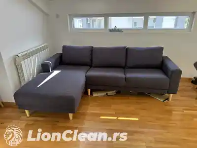 Dubinsko pranje tamnosive ugaone garniture posle tretmana u Beogradu