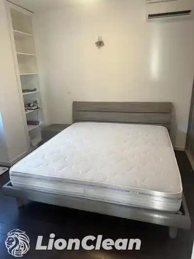 Dubinsko pranje duseka na krevetu posle dubinskog pranja u spavacoj sobi u Beogradu
