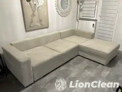 Dubinsko pranje svetle ugaone garniture posle tretmana u Beogradu