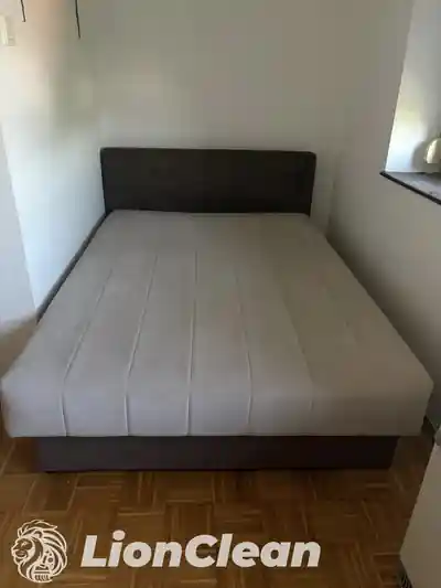 Svetlosivi tapacirani bracni lezaj sa tamnim uzglavljem