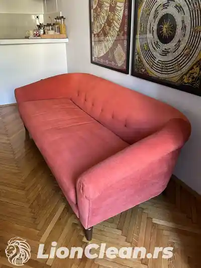 Roze trosed sa prosivenim naslonom posle dubinskog pranja