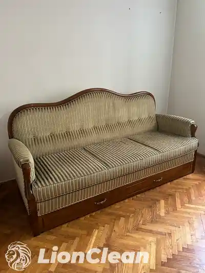 Stilski trosed sa prugastom presvlakom i rezbarenim drvenim okvirom