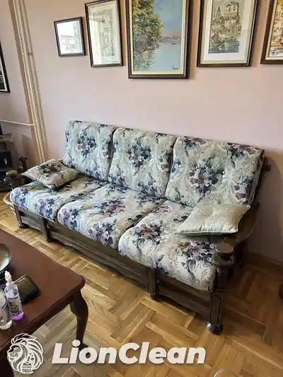 Trosed sa cvetnom presvlakom i tamnim drvenim rukonaslonima