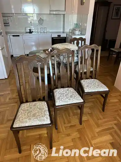 Drvene trpezarijske stolice sa svetlim tapaciranim sedistima sa sarom