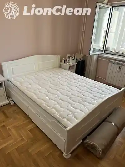 Beli prosiveni dusek na belom drvenom bracnom krevetu