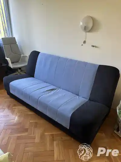 Plavi lezaj sa tamnim bocnim delovima i flekama na sedistu pre dubinskog pranja