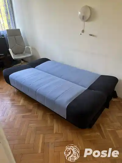 Plavi lezaj sa spustenim naslonom posle dubinskog pranja
