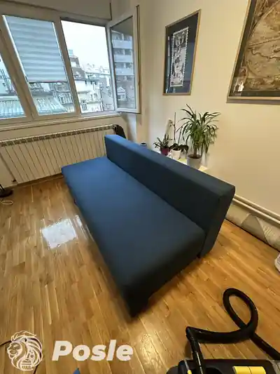 Dubinsko pranje plave fotelje posle tretmana u Beogradu