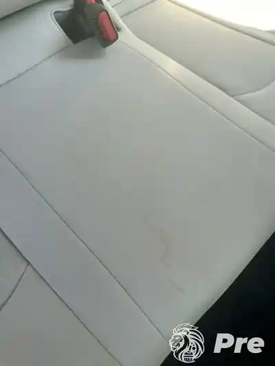 Dubinsko pranje svetlog sedista pre pranja automobila u Beogradu