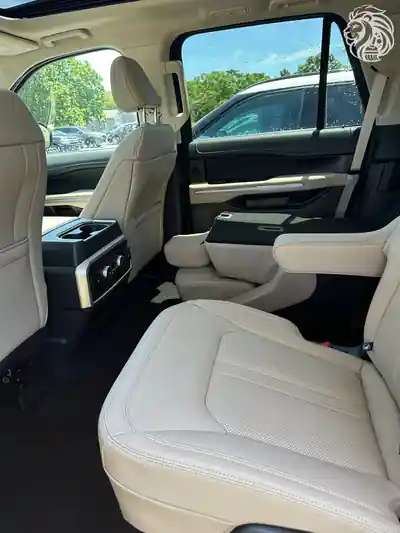 Dubinsko pranje svetlog sedista i vrata posle tretmana automobila u Beogradu