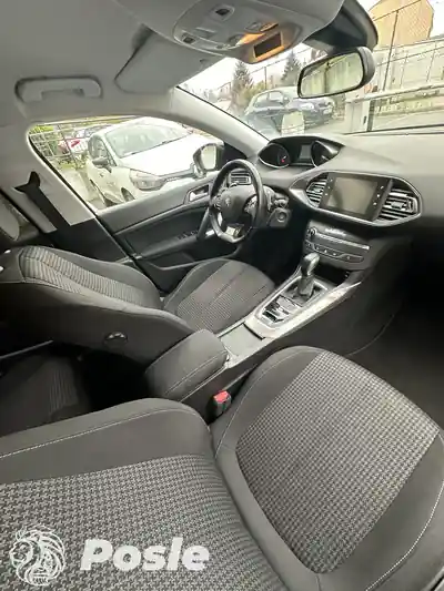 Dubinsko pranje kontrolne table i sedista posle ciscenja automobila u Beogradu