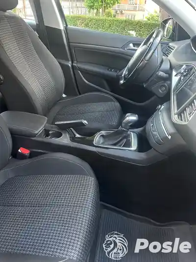 Dubinsko pranje tamnog prednjeg sedista posle pranja automobila u Beogradu