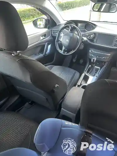 Dubinsko pranje prednjeg dela enterijera posle tretmana automobila u Beogradu