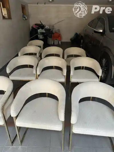Dubinsko pranje seta belih stolica pre pranja u Beogradu
