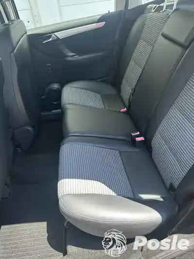 Dubinsko pranje zadnje klupe posle tretmana automobila u Beogradu